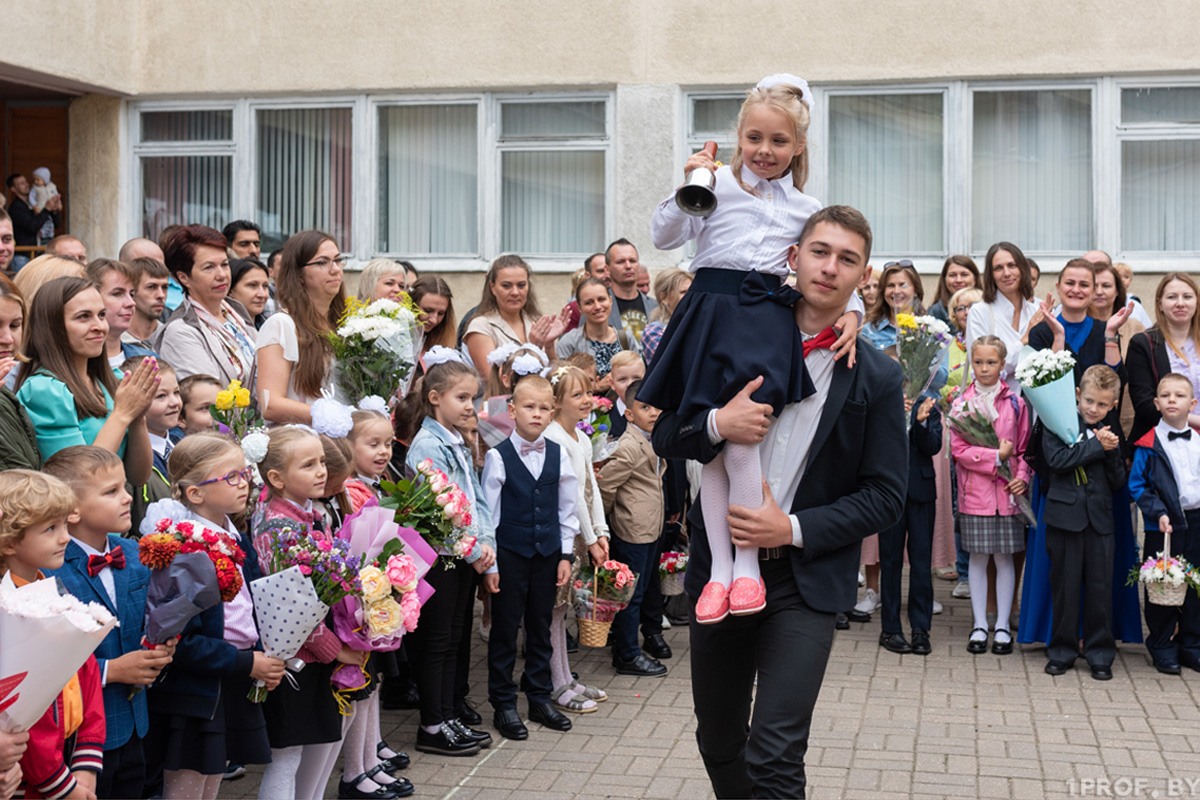 Школьники с учебниками